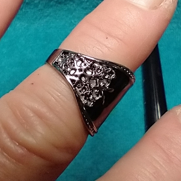 Silvertone black enamel intricate design ring - Picture 5 of 5